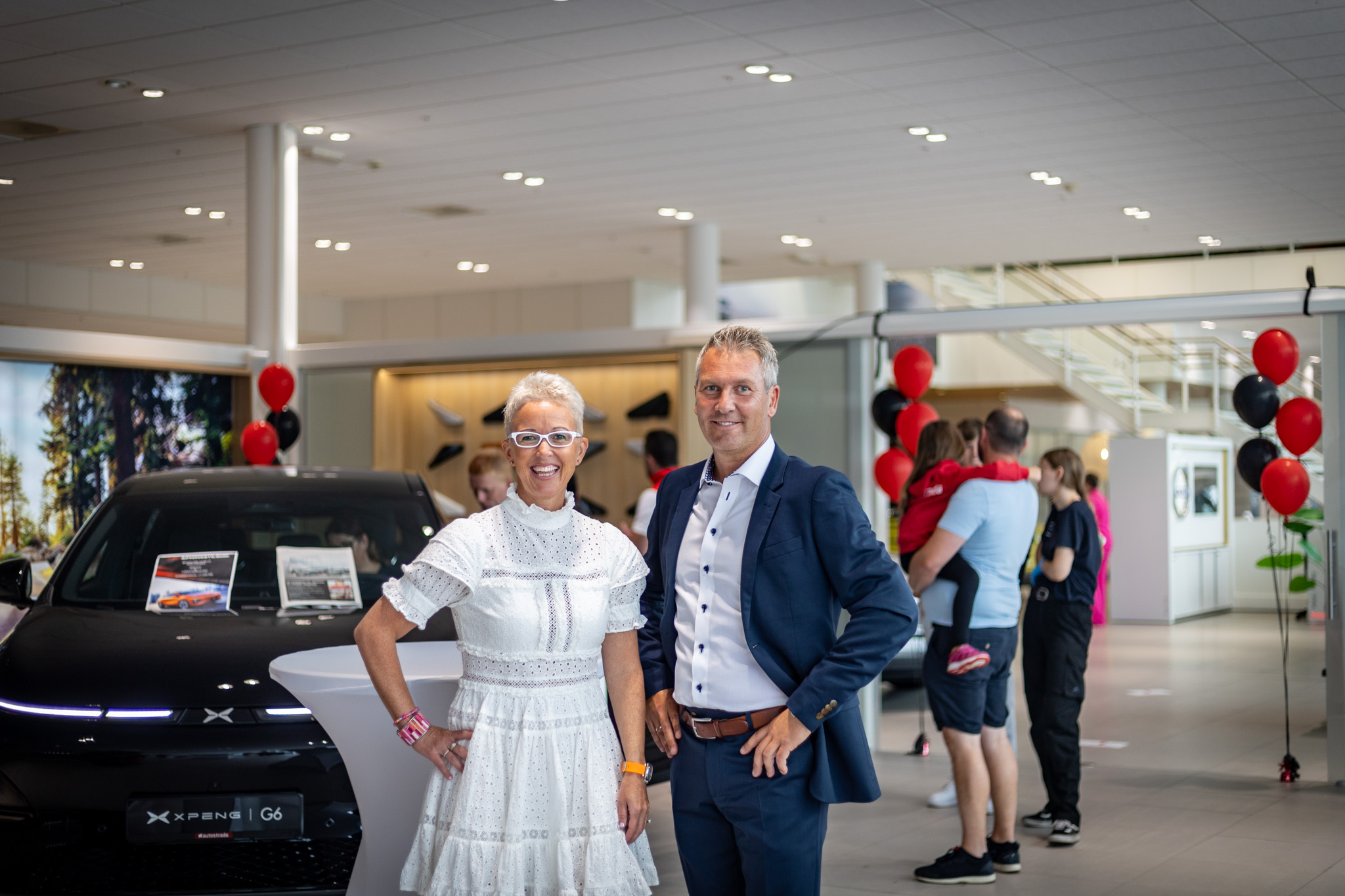 Driftsdirektør Benedicte Bibow og daglig leder for Autostrada Arendal, Espen Stiansen foran en Xpeng G6